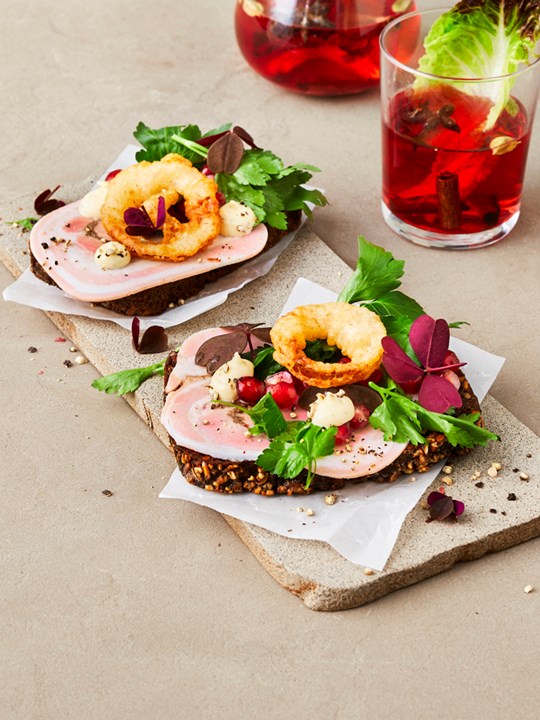 Julesmørrebrød med øl-løg, mayo med allehånde og vinterkarse