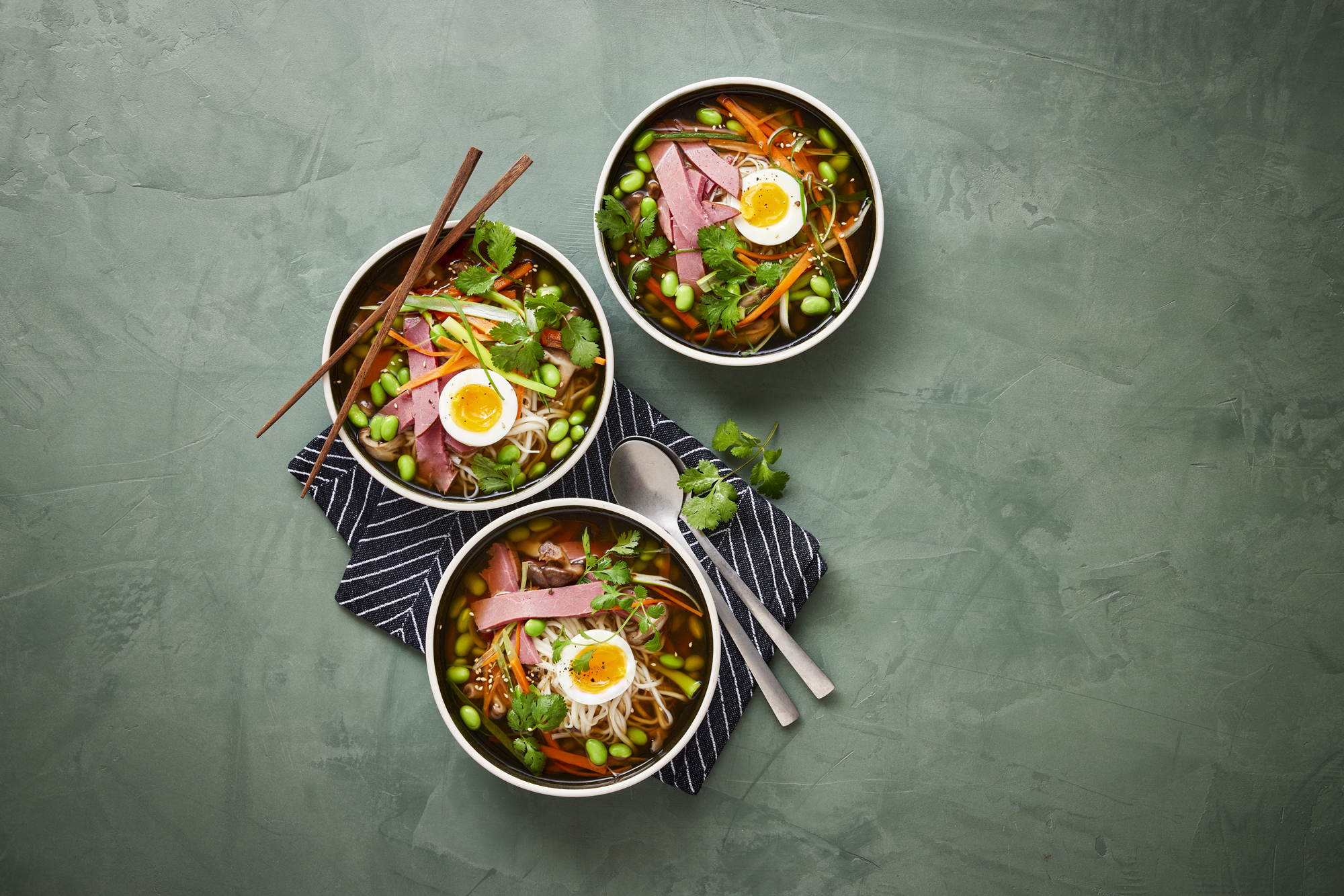 Ramen suppe med shitake svampe og roastbeef