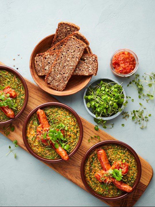 God morgen med brunchpølser og tomatkompot