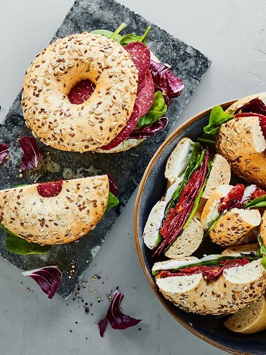 Gademad: To-go-bagel med soltørrede tomater og oksespegepølse
