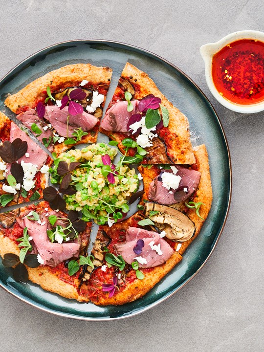 Koldhævet speltpizza med roastbeef og ærtehummus