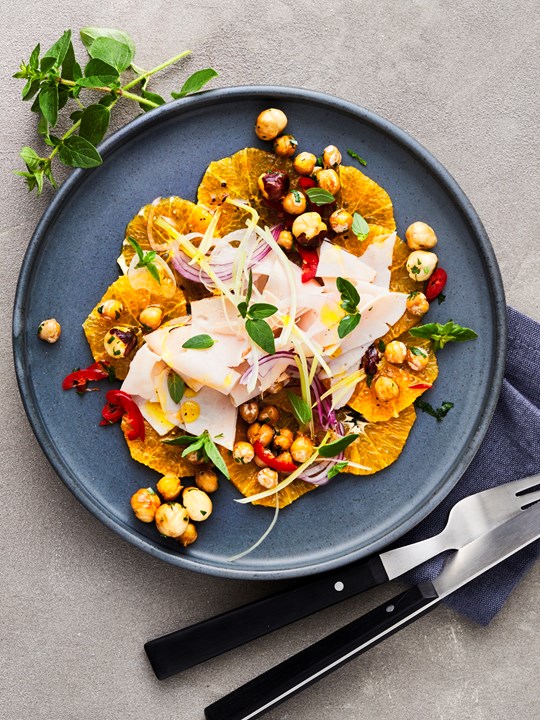 Appelsin-carpaccio med nellikeolie og kylling