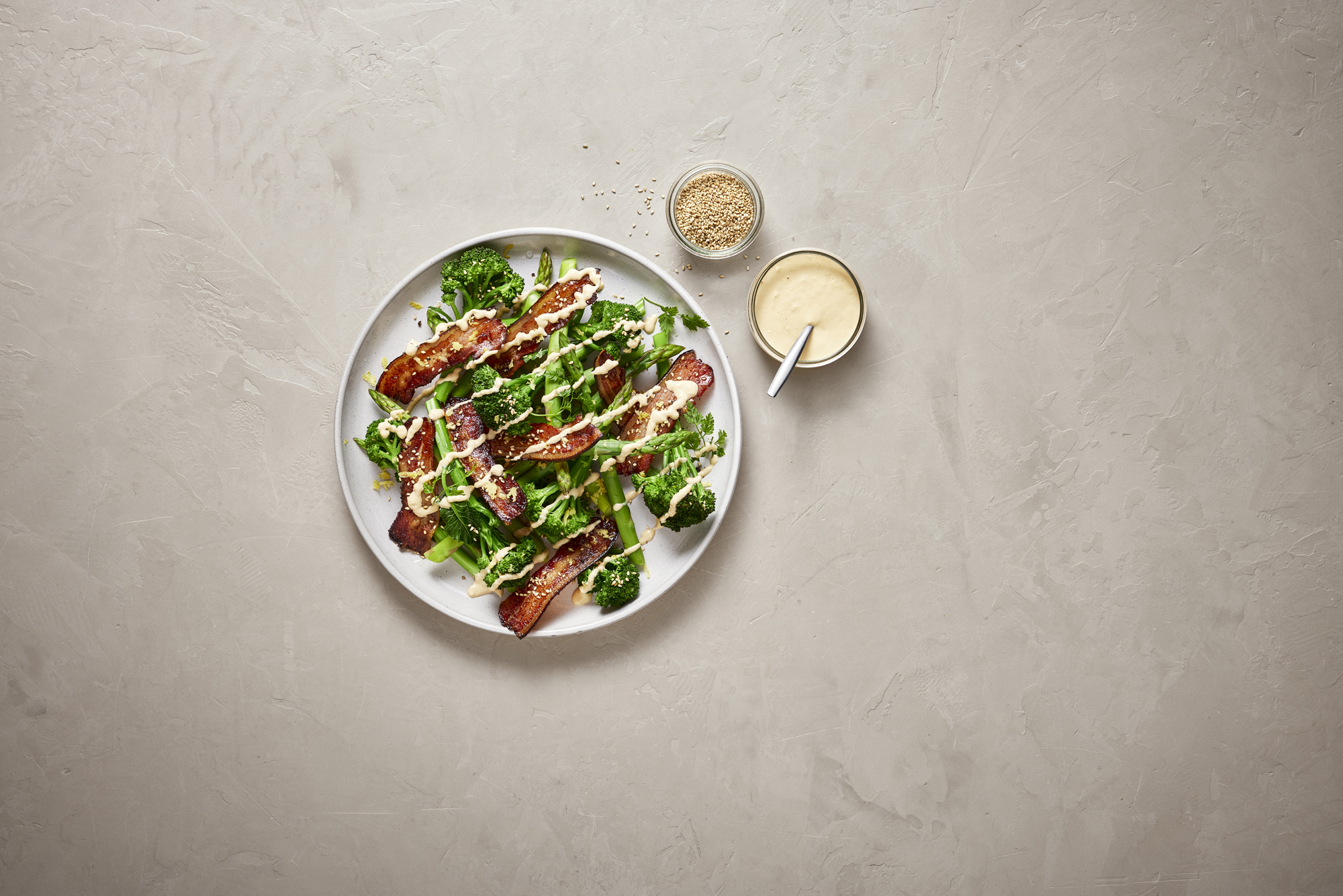 Sprød pancetta med asparges, broccoli og miso mayo