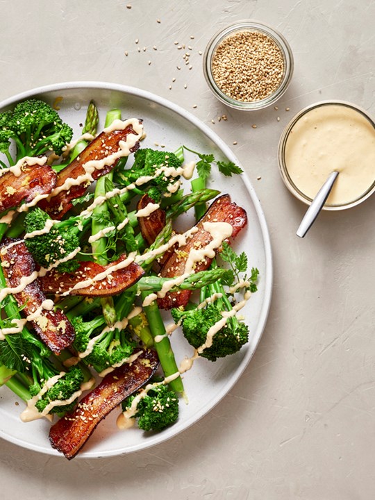 Sprød pancetta med asparges, broccoli og miso mayo