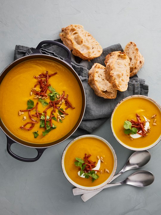 Spicy forårssuppe med røde linser og julienne af ristet Chorizo