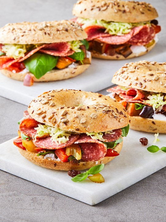 Salamibagel med caponata, knust spidskål og bredbladet persille