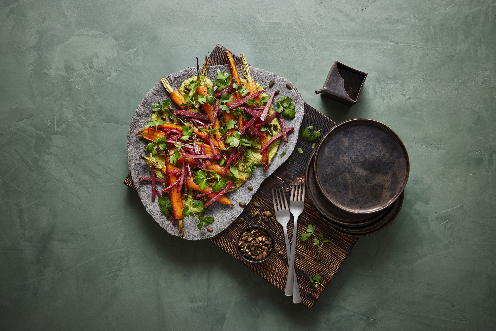 Bagte gulerødder med soja kerner, persillehumus og okse salami