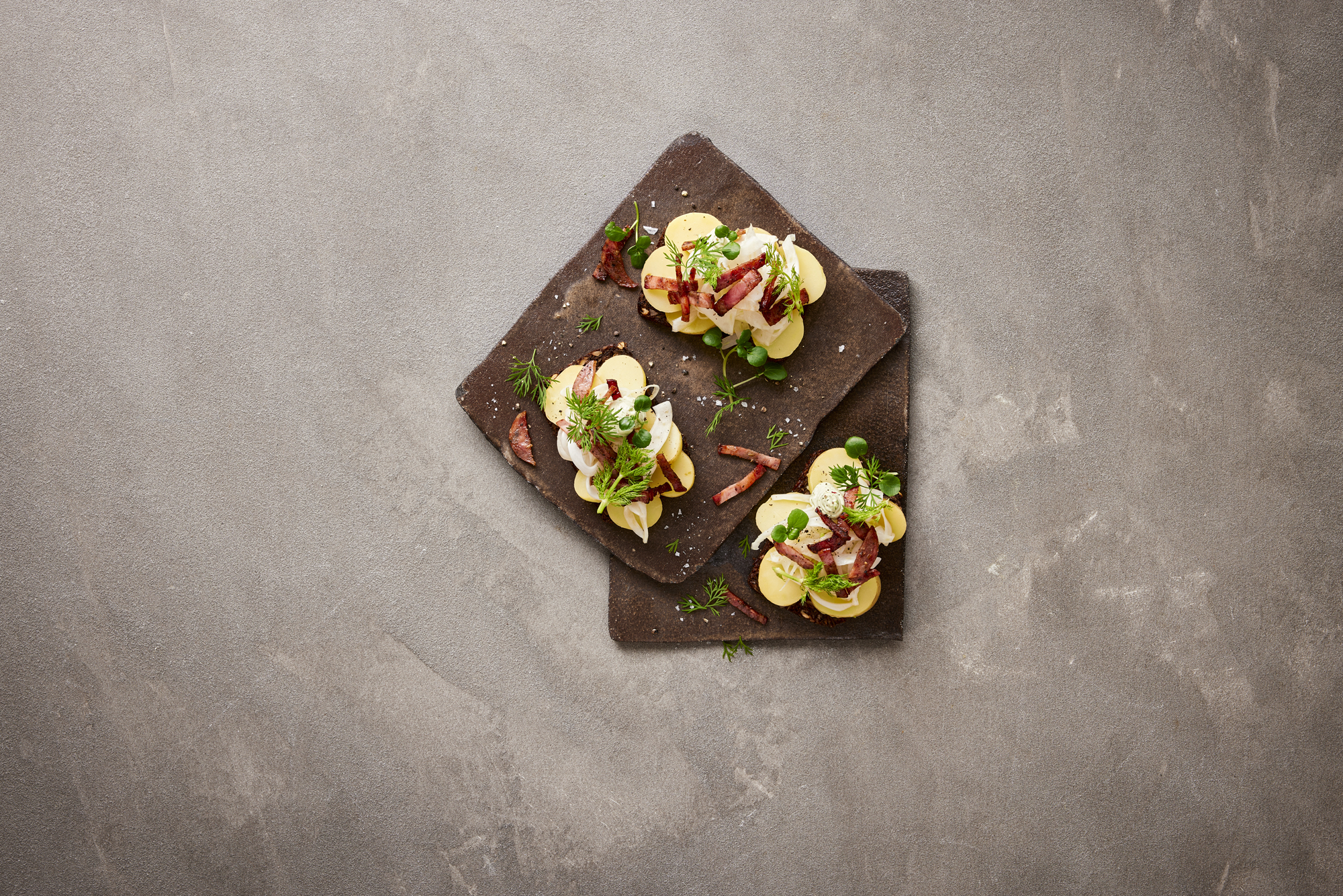 Kartoffelmad med mayo, fennikel og salami crumble