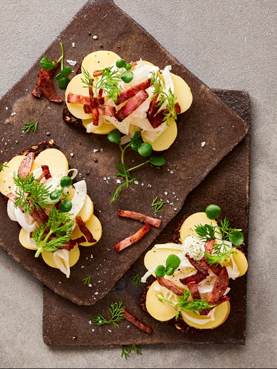 Kartoffelmad med mayo, fennikel og salami crumble