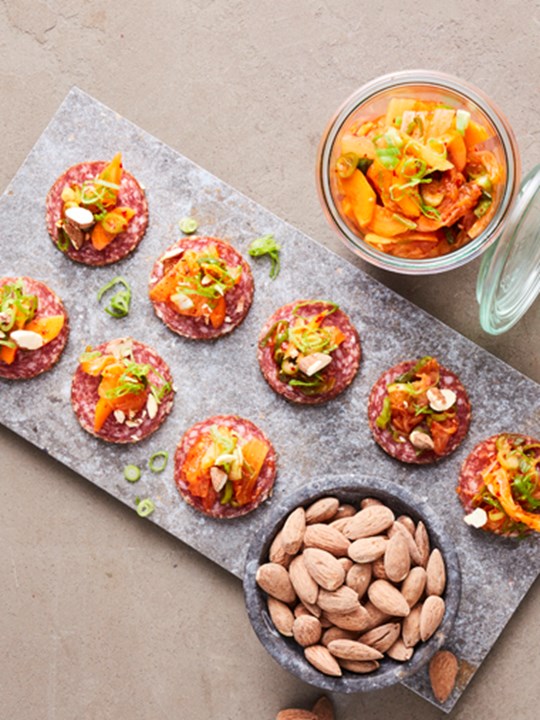 Fennikel salami med hurtig kimchi og salte mandler