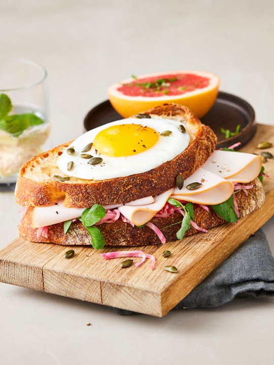 Morgengrøn Croque Madame med bolsjebede, ærtespirer og hamburgerryg