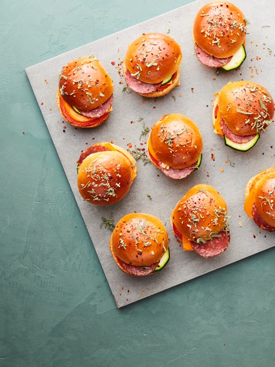 Hot Sub Sliders med salvie, vegansk smelteost og Fennikel Salami