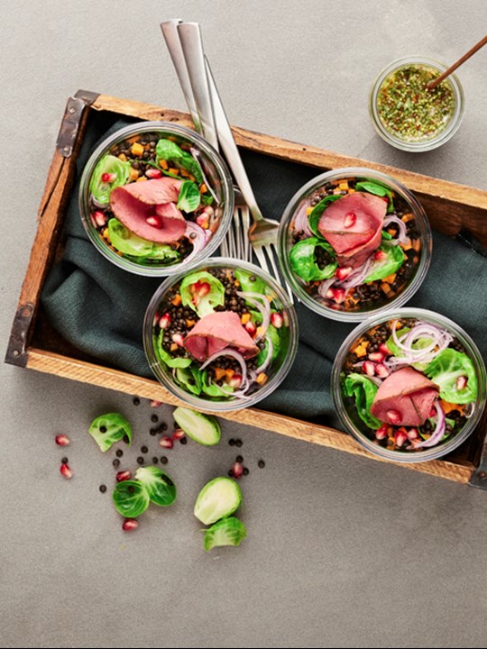 Fyldig frokostsalat med beluga linser, rosenkål, estragon og roastbeef