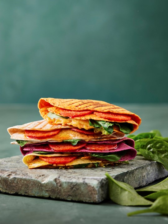 Wraps med avocadomos, spinat, pepperoni og ost