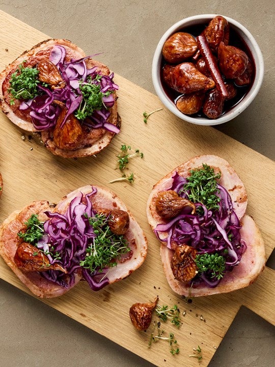 Smørrebrød med stegt rullepølse, med sprød appelsin marineret rødkål og rødvinssyltede tørrede figner