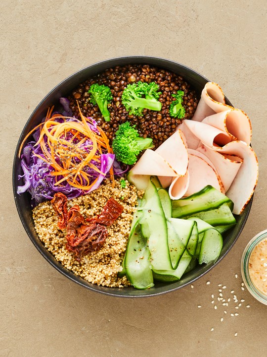 All-in-one Nutrivore-salat med belugalinser, kylling, grønt og cremet goma-dip