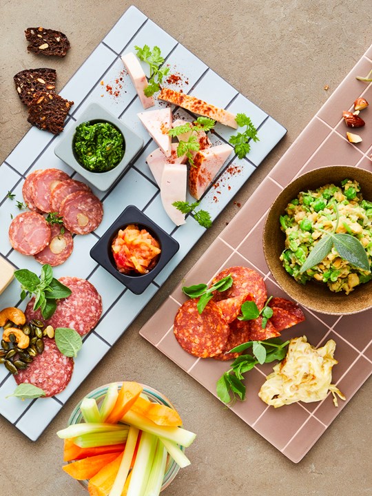 Tapasbræt med masser af dyppedyp