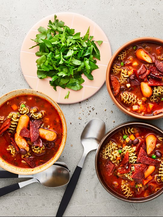 Nem Minestrone med sorte bønner, pasta, chorizo og pølse
