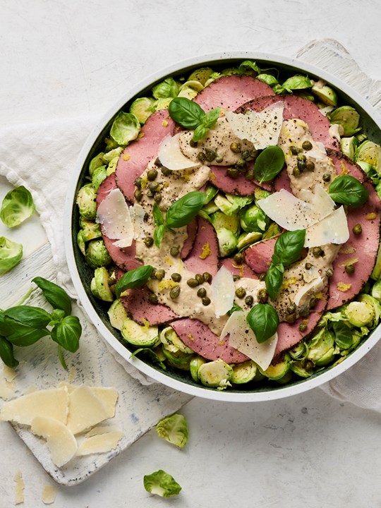 Carpaccio af roastbeef med tuncreme a la Vetallo Tonnato med rosenkålsalat
