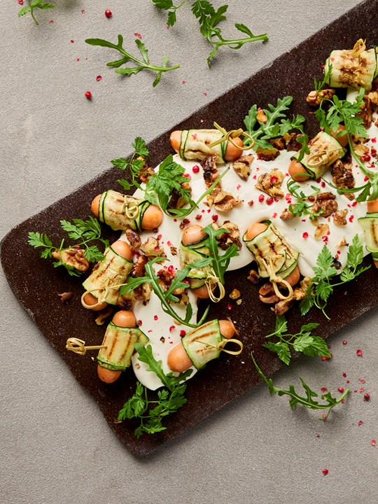 Grillet courgette, svøbt om cocktailpølser med cremet feta-valnøddecreme