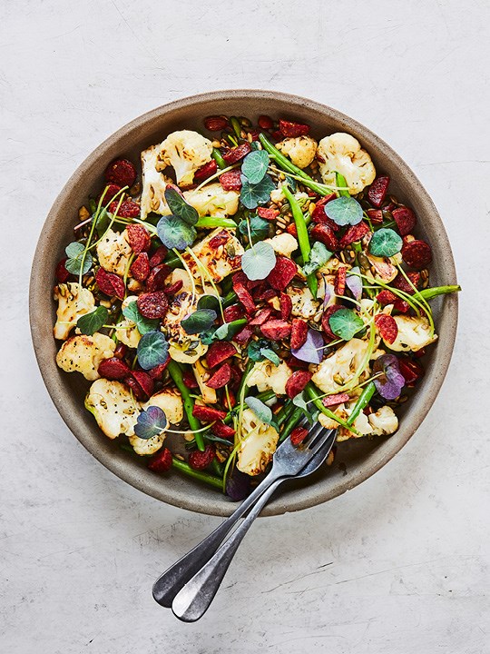 Råstegte blomkål med chorizo, mandler og grønne bønner