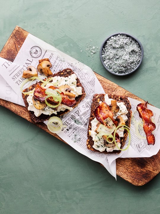 Umami-Smørrebrød med rørt salat, sprød enebær-pancetta og svampe