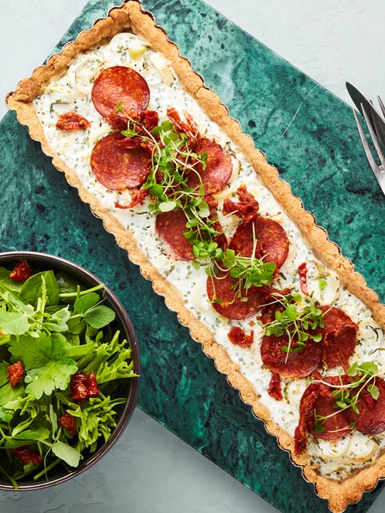 Frokosttærte med proteinmel, forårsløg og krydret chorizo
