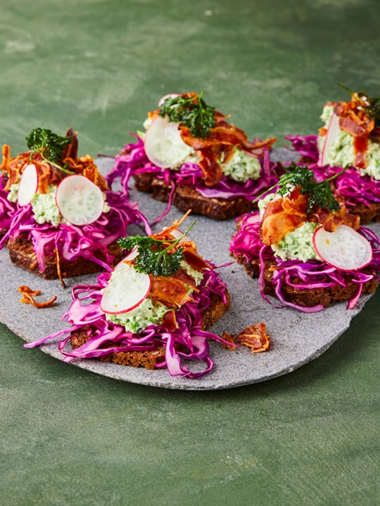 Forårssmørrebrød med grøn rygeost, knust Dansk Pancetta og persillefrit