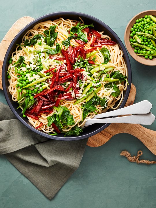 Grøn Pasta á la Carbonara – med ærter og hylderistet chorizo