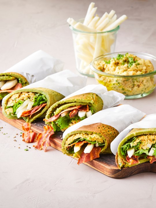 Grønne spinatwraps med urtehummus, majroe og Dansk Pancetta