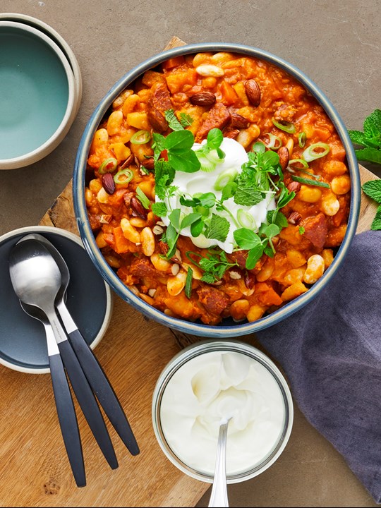 One Pot linsegryde med garam masala, kokosmælk og salami