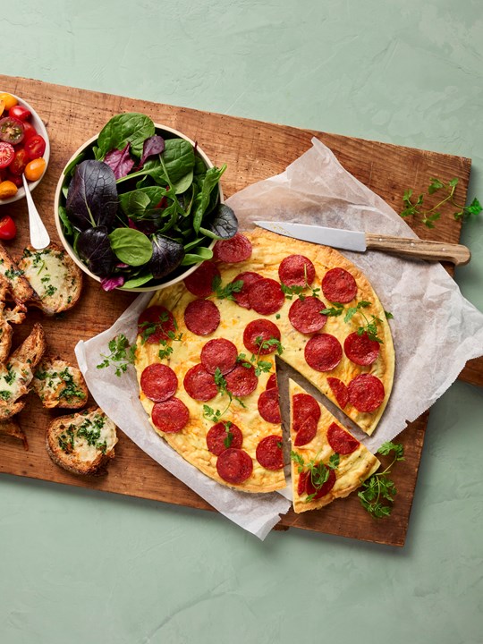 Omelet med sprød pepperoni og grillede oste brød