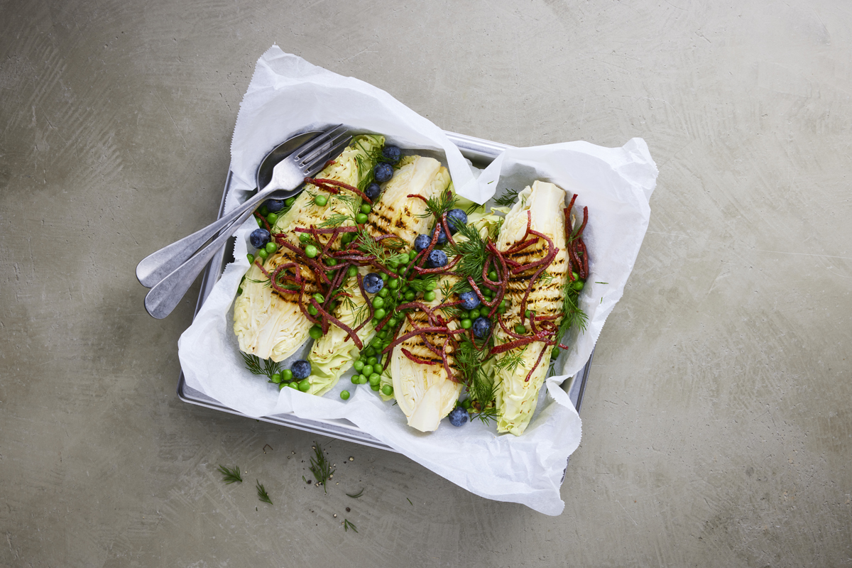 GRILLET SPIDSKÅL TOPPET MED ØKO OKSE SALAMI, ÆRTER, BLÅBÆR OG DILD
