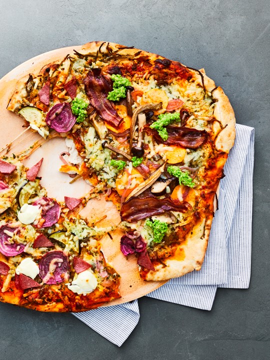 To-delt surdejspizza med ærtepesto, søde kartofler, bolsjebede og Pancetta og Hvidløgs spegepølse